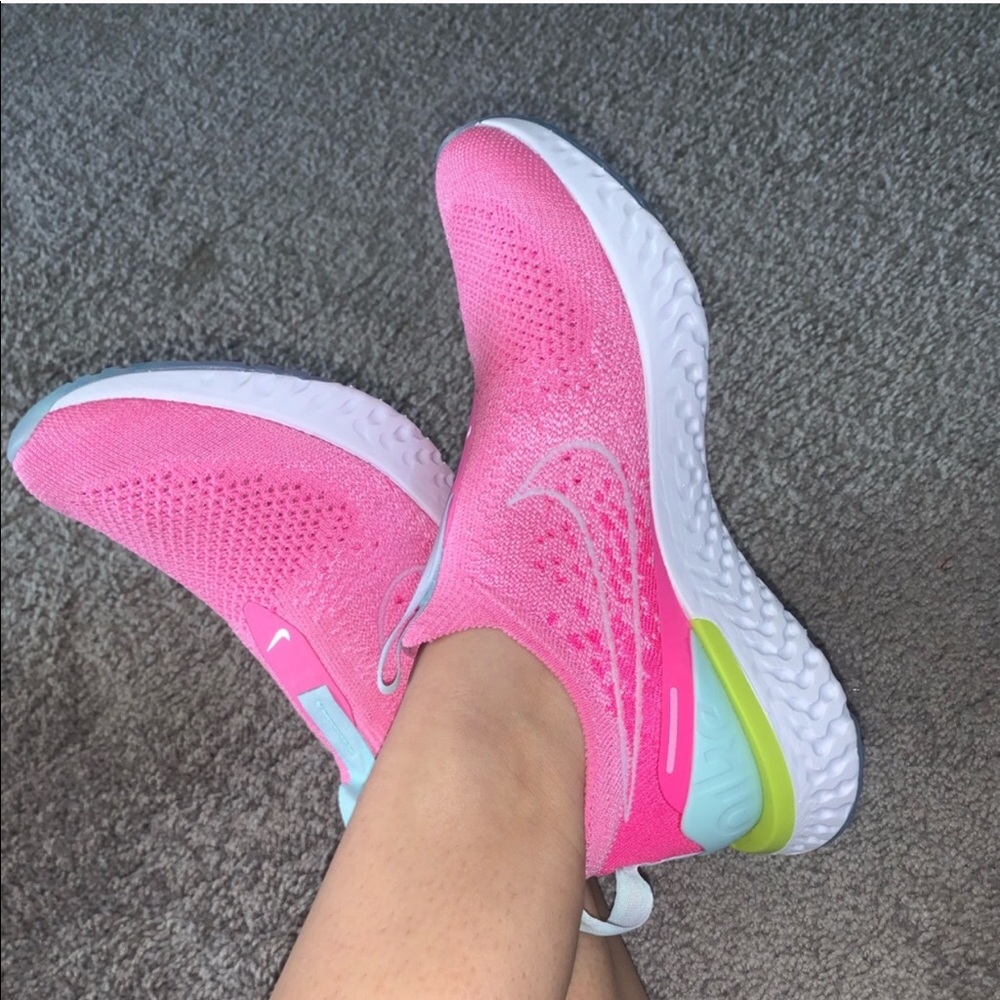 NEW Nike Epic Phantom React Flyknit Sneakers Pink